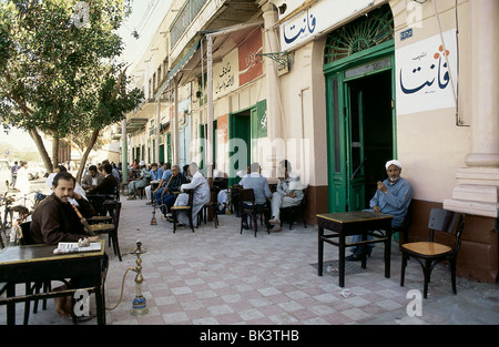 Straßencafé mit Männer Rauchen von Wasserpfeifen, Ägypten Stockfoto