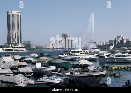 Boote am Nil in Kairo Ägypten El Gezirah Sheraton Hotel Towers & Casino inmitten der Hafen angedockt ist Hochhaus Stockfoto