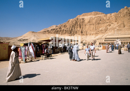 Lokale Anbieter & Gehweg bis zur Leichenhalle Tempel der Königin Hatshepsut (auf der rechten Seite des Rahmens); Diese Seite ist im Tal der Königinnen Stockfoto