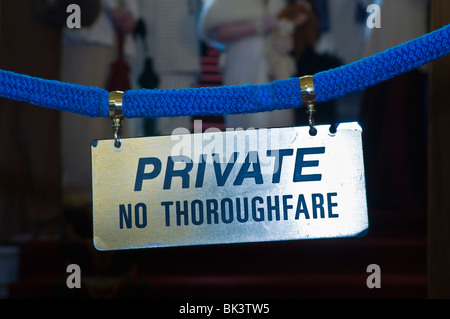 Messing-Schild an einem Seil auf einer Party/Veranstaltung "Private.  Keine Durchgangsstraße " Stockfoto