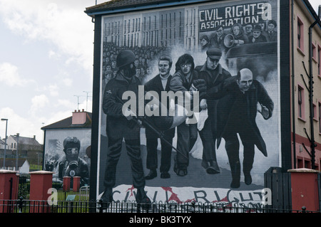 Wandbild von Bloody Sunday, zeigt Fr Edward Daly wehenden weißen Taschentuch, Männer hinter tragen ein Schuss Opfer Stockfoto