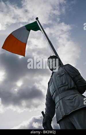 INLA commemorative Statue mit einem irischen Trikolore Stockfoto