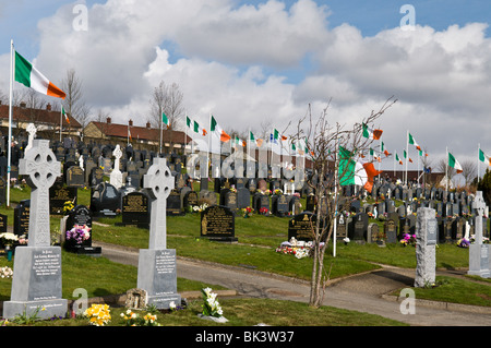 Irische Trikolore Fahnen auf republikanische Gräber im Friedhof von Derry City Stockfoto
