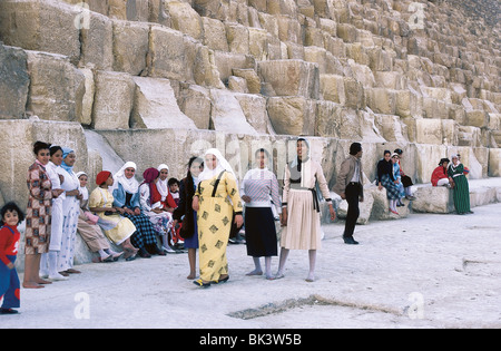 Touristen an einer Steinmauer einer historischen Pyramide In Ägypten Stockfoto