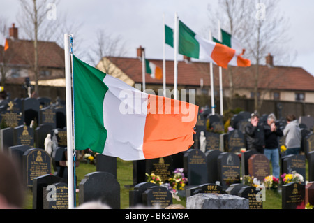 Irische Trikolore Fahnen auf republikanische Gräber im Friedhof von Derry City Stockfoto