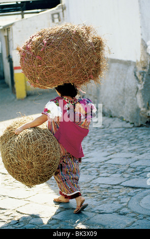 Guatemala-Frau, die die Materialien auf dem Kopf und ein Baby auf dem Rücken, Cantel Region, Guatemala Stockfoto