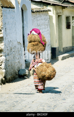 Guatemala-Frau, die die Materialien auf dem Kopf, Cantel, Guatemala Stockfoto