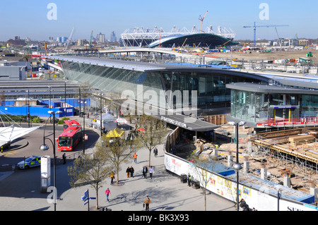 Luftaufnahme Bahnhof Stratford und 2012 Olympiagebäude Baustelle Aquatic Center Dach und London Stadion arbeiten in Arbeit England Großbritannien Stockfoto