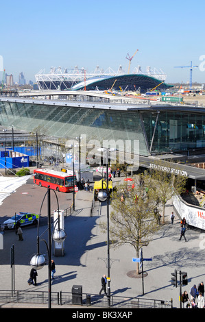 Luftaufnahme Bahnhof Stratford und 2012 Olympiagebäude Baustelle Aquatic Center Dach und London Stadion arbeiten in Arbeit England Großbritannien Stockfoto