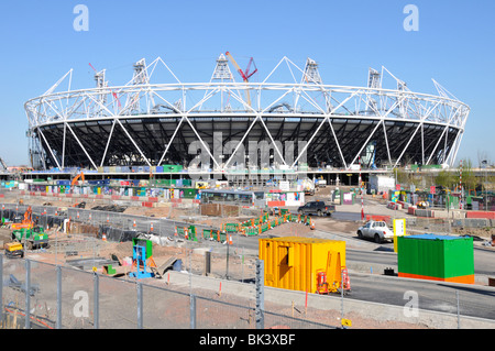 Krane im Sportstadion der Olympischen und Paralympischen Spiele 2012 in Stratford Bauindustrie Baustellenarbeiten im Gange Newham East London England, Großbritannien Stockfoto