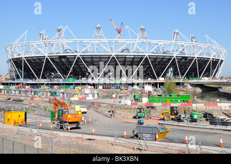 Krane im Sportstadion der Olympischen und Paralympischen Spiele 2012 in Stratford Bauindustrie Baustellenarbeiten im Gange Newham East London England, Großbritannien Stockfoto