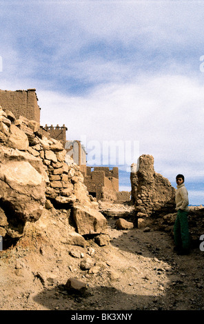 Marokkanische jungen stehen neben den Stein und irdenen Mauern der Kasbah Ait Benhaddou in Provinz von Ouarzazate, Marokko Stockfoto