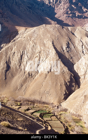 Ländliche Landschaft des Atlasgebirges und terrassenförmige landwirtschaftliche Flächen In Marokko Stockfoto