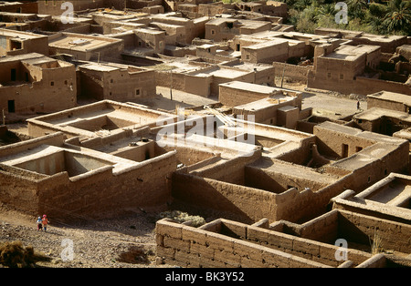 Dorf-Dächer von Adobe Gebäude in Provinz von Ouarzazate, Marokko Stockfoto