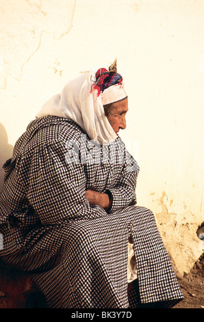 Porträt einer marokkanischen Frau, die die traditionelle Kleidung der Djellaba-Robe mit Kapuze und Kopftuch in der Provinz Ouarzazate, Marokko trägt Stockfoto