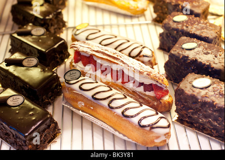 Eclairs mit Erdbeeren und Schokolade Gebäck in einer Patissire in Paris, Frankreich Stockfoto