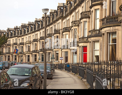 Elegante Wohnungen und Reihenhäuser im Eglinton Cresecent (1875) im West End von Edinburgh. Stockfoto
