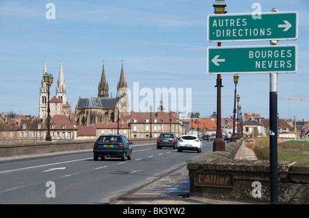 Stadt Moulins, durchzogen von dem Fluss Allier mit dem Verkehr von Autos auf der Brücke. Auvergne. Frankreich. Stockfoto