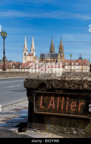 Stadt Moulins an den Ufern des Flusses Allier, Auvergne, Frankreich. Stockfoto