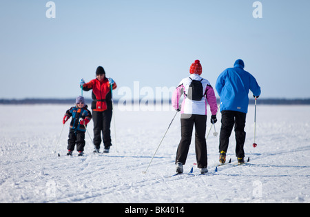 Langläufer auf dem Meereis, Finnland Stockfoto