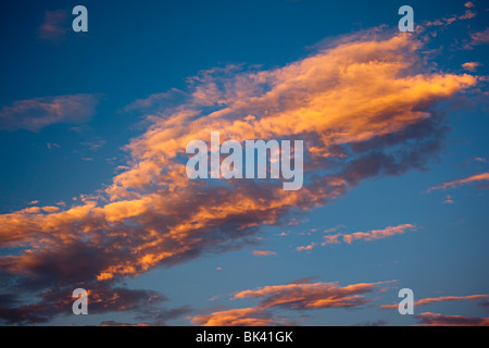 Rosa Wolken bei Sonnenuntergang gegen blauen Himmel Stockfoto