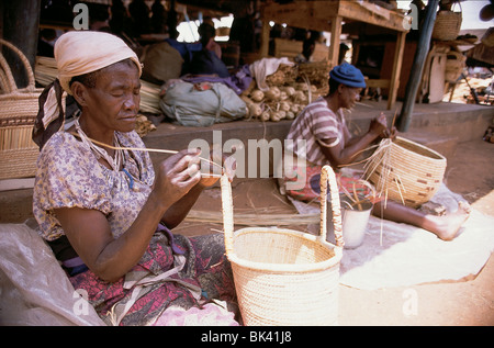 Frauen beim weben Körbe in Harare, Simbabwe Stockfoto
