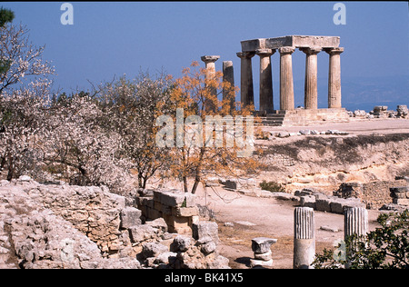 Ruinen und Architektur der historischen griechischen Tempel des Apollo in Korinth, Griechenland Stockfoto