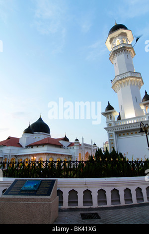 Vorderansicht der Kapitan Keling Moschee in Penang/Malaysia während des Sonnenuntergangs Stockfoto