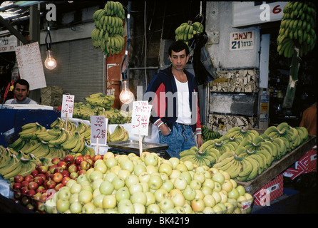 Kreditoren an Obstständen in Tiberias, Israel Stockfoto