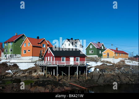 Bunt bemalte Holzhäuser im Dorf von Henningsvær auf Lofoten in Norwegen Stockfoto