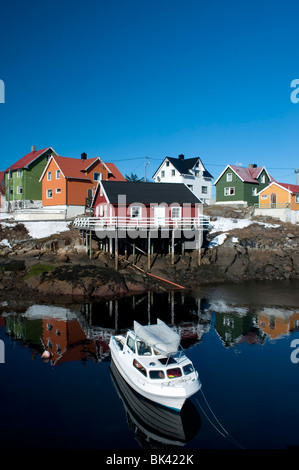 Bunt bemalte Holzhäuser im Dorf von Henningsvær auf Lofoten in Norwegen Stockfoto