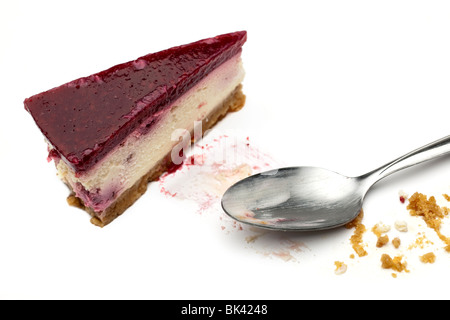 Scheibe Erdbeer Käsekuchen Löffel und Krümel Stockfoto