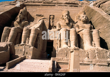 Steinschnitzereien am Tempel von Ramses II, Abu Simbel, Ägypten Stockfoto