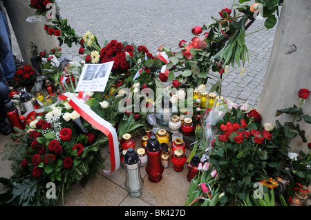 Kerzen und Blumen vor dem Präsidentenpalast in Warschau nach Tod Präsidenten Lech Kaczynski bei Flugzeugabsturz Stockfoto