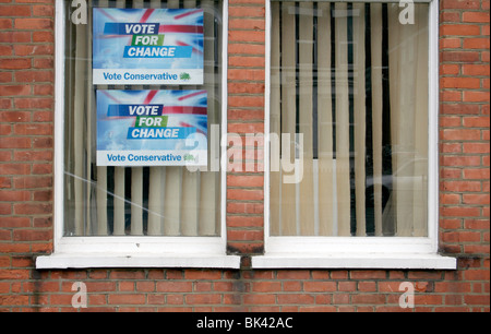 Plakate im Fenster der Finchley & Golders Green Conservative Association. Stockfoto