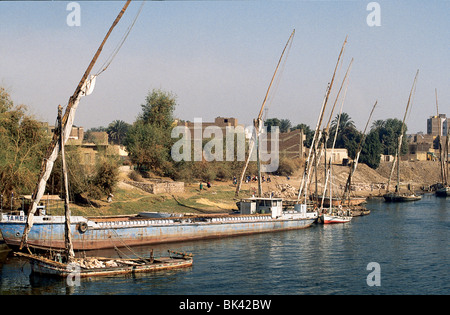 Segelboote und Schiff auf dem Nil, Ägypten Stockfoto