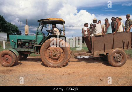 Ein Traktor zieht einen Wagen beladen mit Landarbeiter, Kuba Stockfoto