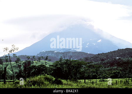 Eine Schicht von Wolken hängen über Volcan Arenal, Costa Rica aktivste Vulkan Stockfoto