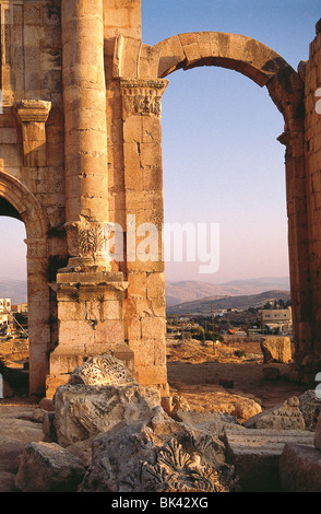 Triumphal Bogen des Hadrian erbaute AD 129 zum Gedenken an den Besuch des Roman Emperor Hadrian nach Jerash, Jordanien. Stockfoto