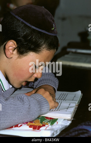 Junge in der Schule Lesen der Tora, Israel Stockfoto