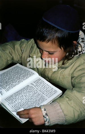 Junge in der Schule Lesen der Tora, Israel Stockfoto