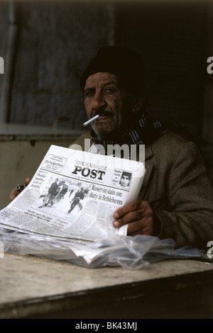 Person in Bethlehem, liest die "Jerusalem Post", Israel Stockfoto