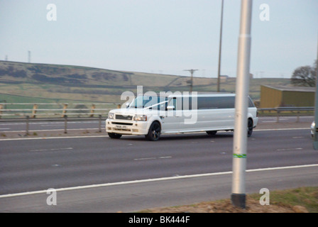 weiße Stretch-Limousine Range Rover auf der Autobahn. Stockfoto