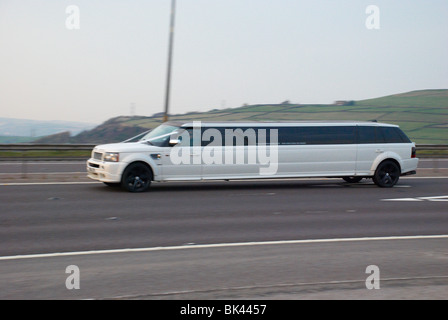 weiße Stretch-Limousine Range Rover auf der Autobahn. Stockfoto