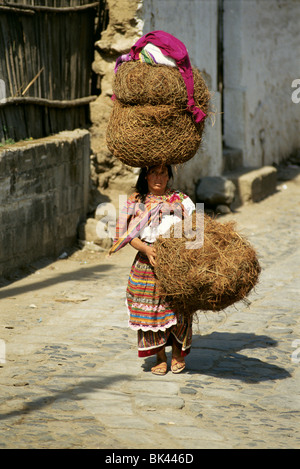 Guatemala-Frau, die die Materialien auf dem Kopf, Cantel, Guatemala Stockfoto