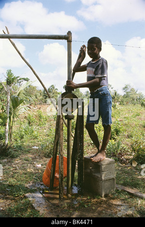 Junge Pumpen von Wasser aus gut in Belize, Mittelamerika Stockfoto