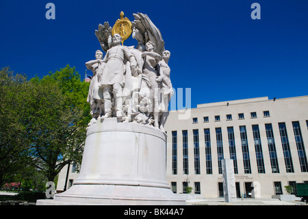 WASHINGTON DC, USA – das George Gordon Meade Memorial, eine Skulptur aus Marmor und Granit zu Ehren des General der Union Army, steht vor dem E. Barrett Prettyman Federal Courthouse in der Pennsylvania Avenue NW im Zentrum von Washington DC. Dieses komplizierte Denkmal mit Meade und sieben allegorischen Figuren erinnert an den Befehlshaber, der vor allem für seinen Sieg in der Schlacht von Gettysburg während des Amerikanischen Bürgerkriegs bekannt war. Stockfoto