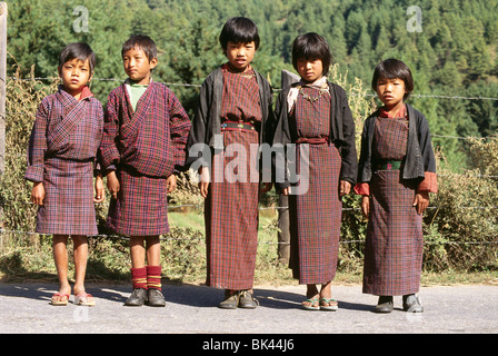 Gruppenbild von fünf Kindern tragen traditionelle Kleidung im Stadtteil Trongsa, Königreich Bhutan Stockfoto