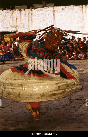 Tanz der furchterregenden Gottheiten Tungam Gelong Cham durchgeführt von Mönchen in Holzmasken & aufwändige Kleider Königreich Bhutan Stockfoto