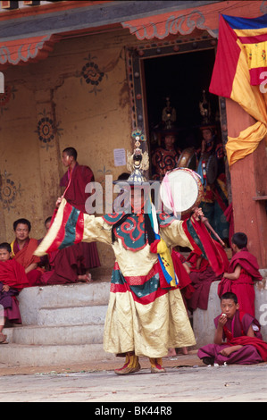 Schwarzen Hut Tänzerin und buddhistische Mönche, Königreich Bhutan Stockfoto